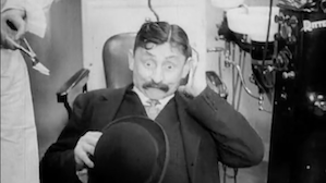 1933 | Dvanáct kresel (12 Stühle)